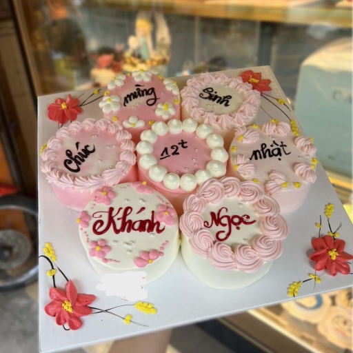 Bánh cupcake màu hồng đáng yêu