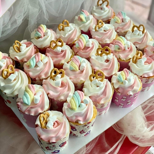 Bánh cupcake trang trí bánh kẹo thơm ngon