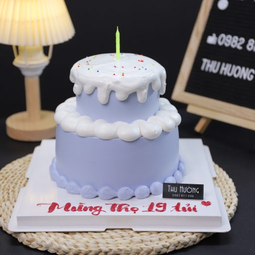 Bánh sinh nhật hai tầng cắm nến đơn giản