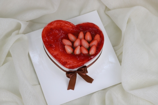 Bánh sinh nhật hình trái tim trang trí dâu tây ngọt ngào