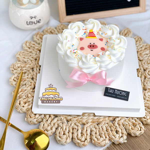 Bánh sinh nhật màu trắng trang trí con lợn cute 