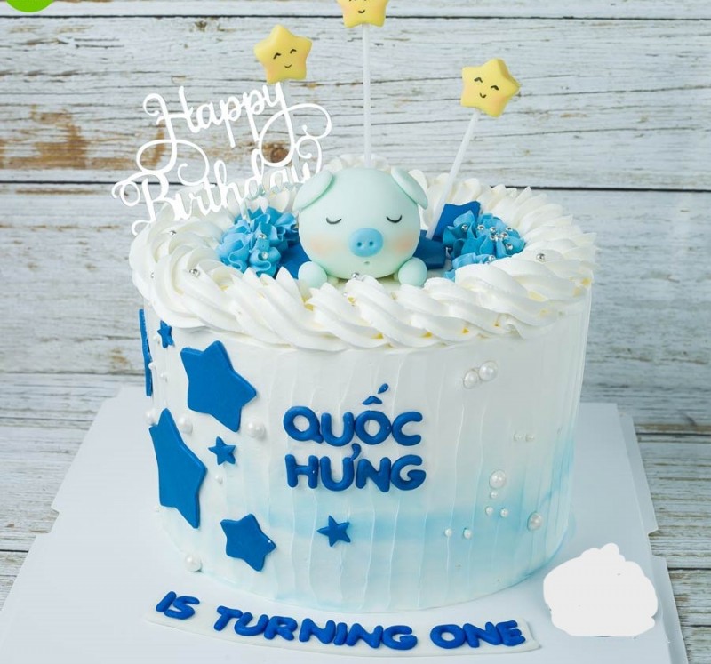 Bánh sinh nhật màu xanh decor con heo xinh