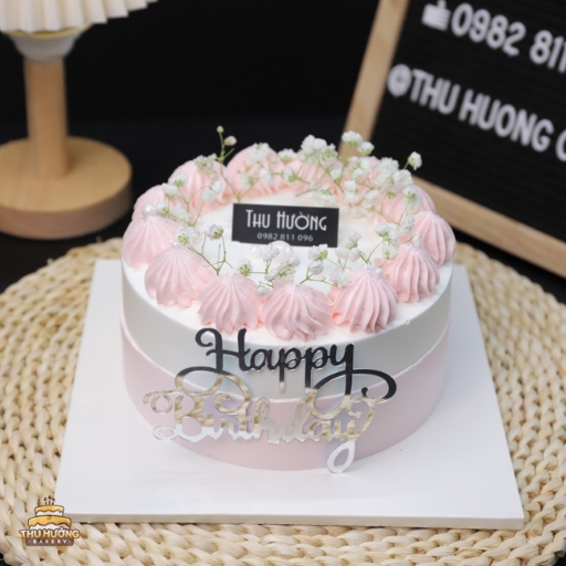 Bánh sinh nhật tone hồng trang trí hoa baby
