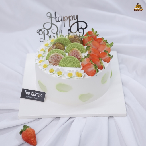Bánh sinh nhật trang trí với dâu tây và oreo