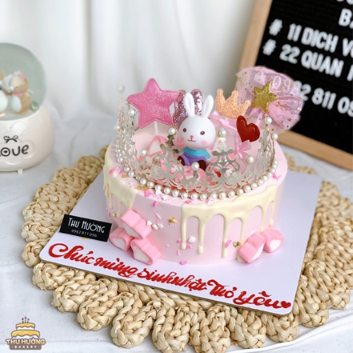 Bánh sinh nhật trang trí vương miện và chú thỏ