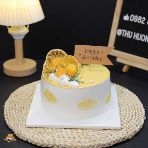 Bánh sinh nhật với gam màu vàng pastel