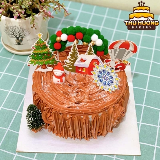 Chiếc bánh kem hình khúc gỗ cây thông với những hình ảnh Noel rực rỡ