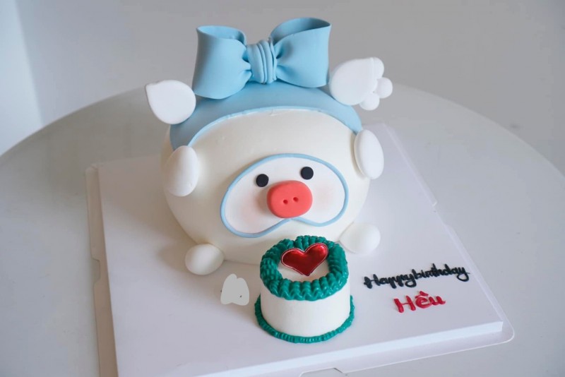 Chiếc bánh sinh nhật hình con lợn 3D màu xanh pastel xinh xắn