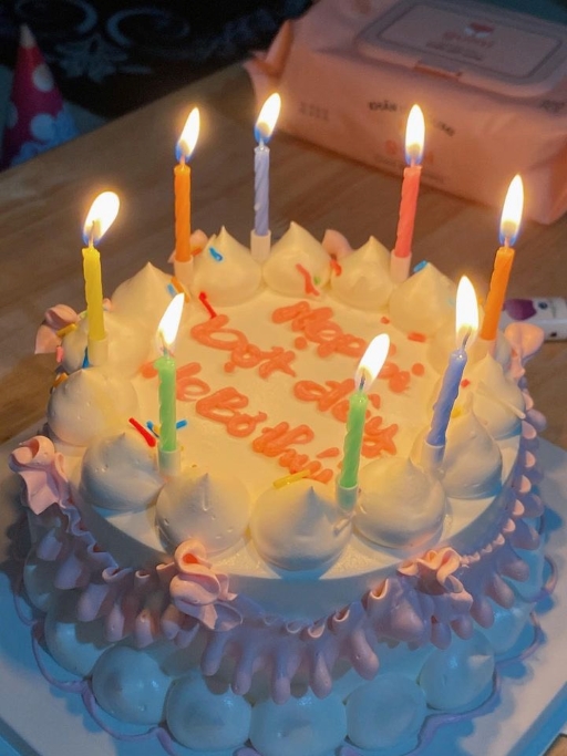 Có nhiều cách cắm nến trên bánh sinh nhật