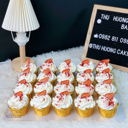 Set bánh cupcake sinh nhật trang trí dâu tây phủ red velvet