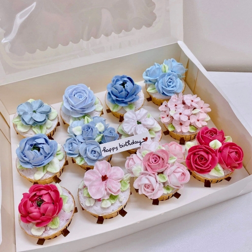 Set bánh cupcake sinh nhật trang trí hoa kem