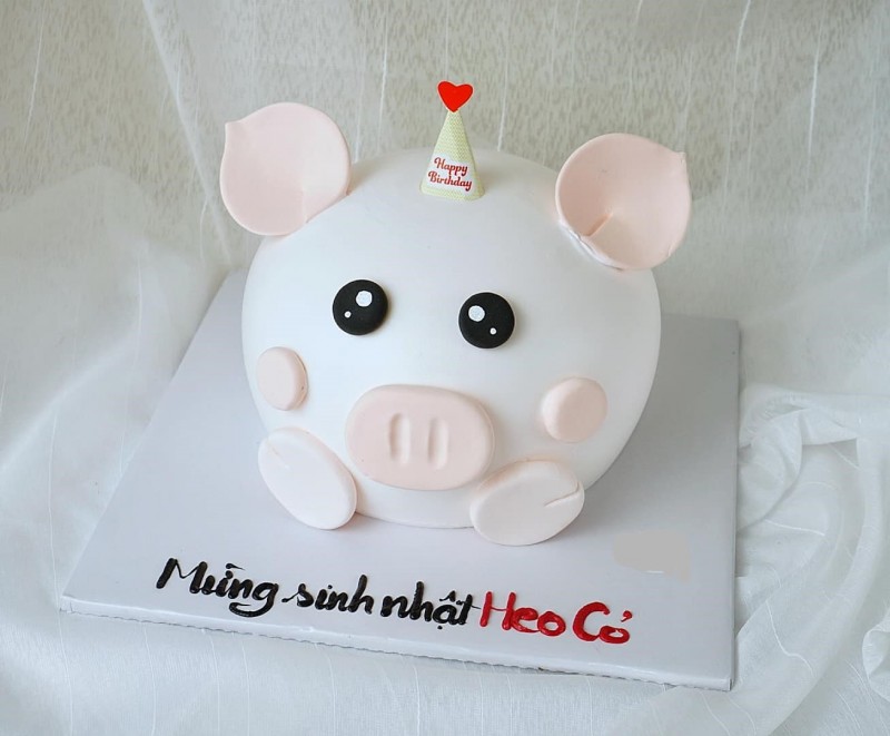Tạo hình bánh sinh nhật con lợn với đôi mắt to tròn