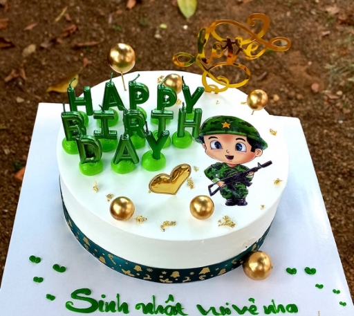 Trang trí bánh sinh nhật với hình ảnh chú bộ đội và nến happy birthday