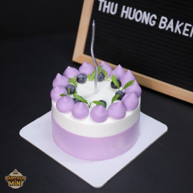 Bánh kem sinh nhật đơn giản A52 nền màu hồng nhạt vẽ tim trắng lớn ỏ giữa  nhiều tim li ti | Bánh kem hương vị Việt - Banhngot.vn