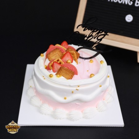 Bánh sinh nhật tone hồng viền kem trang trí dâu tây xinh